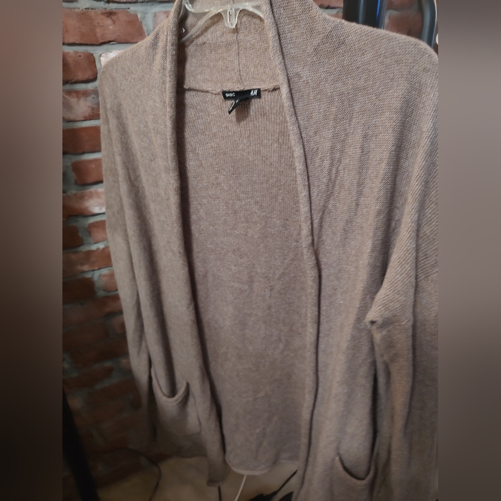 Very good condition light weight cardigan sweater
